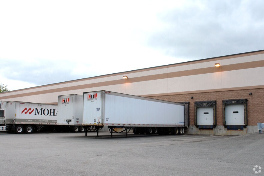 More Photos Of 326 Old Niskayuna Rd, Latham Warehouse For Lease