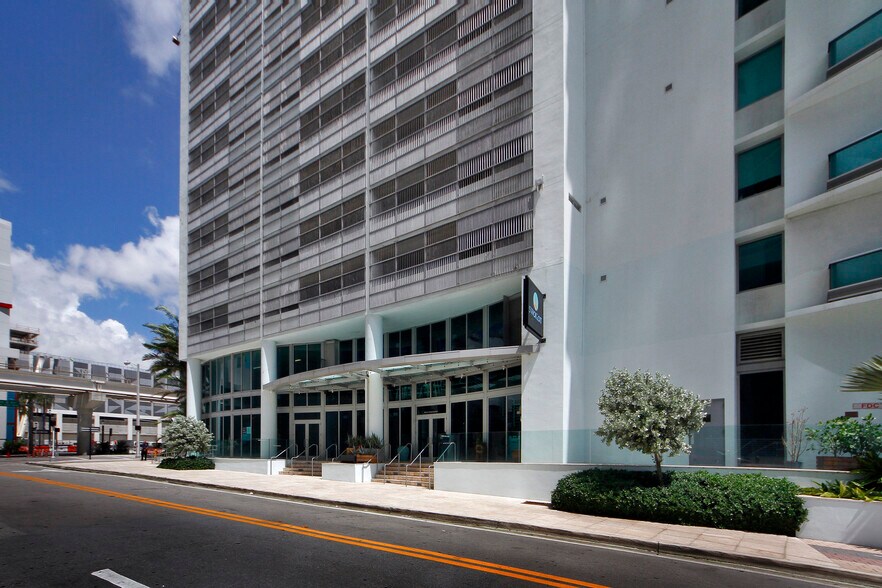 More Photos Of 900-990 Biscayne Blvd, Miami Apartments For Lease