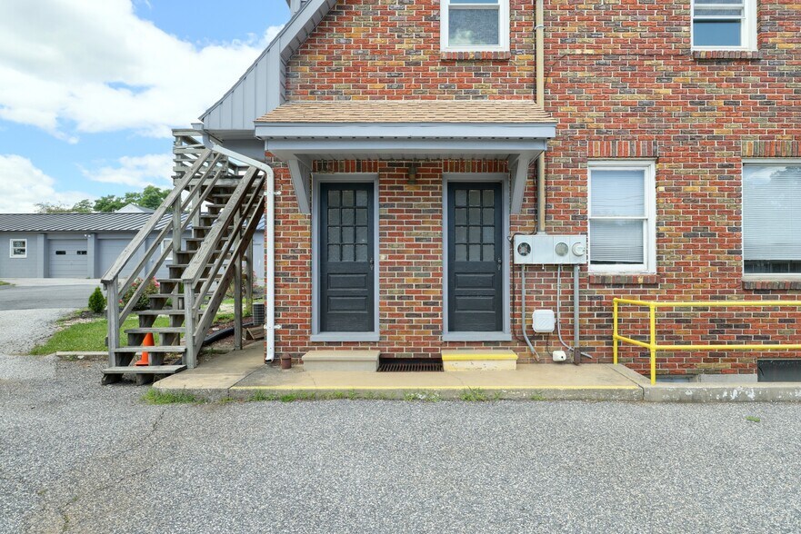 More Photos Of 550 S Main St, Shrewsbury Freestanding For Lease