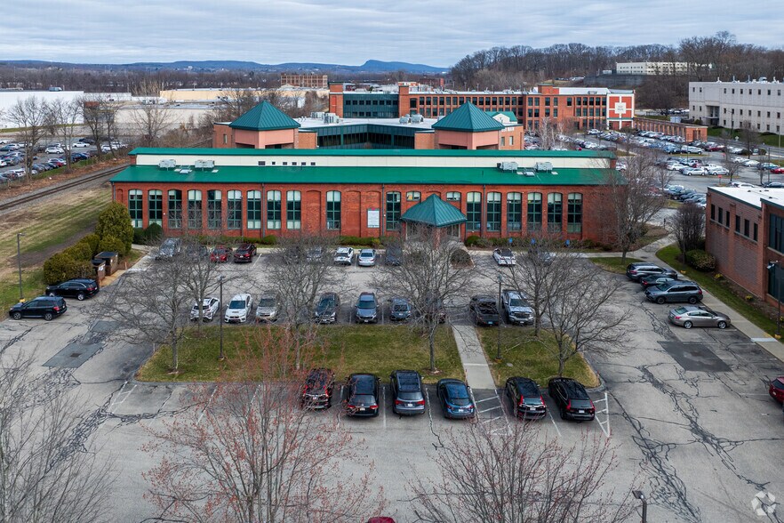 More Photos Of 3550 Main St, Springfield Medical For Lease