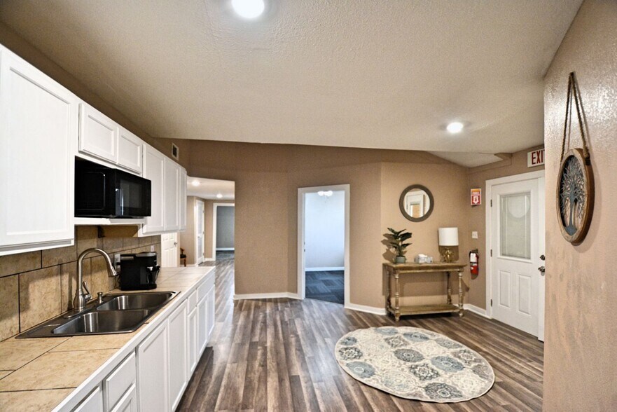 More Photos Of 1111 N Walnut Ave, New Braunfels Office For Lease