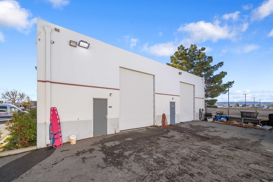 More Photos Of 647 W Avenue L 14, Lancaster Service For Lease