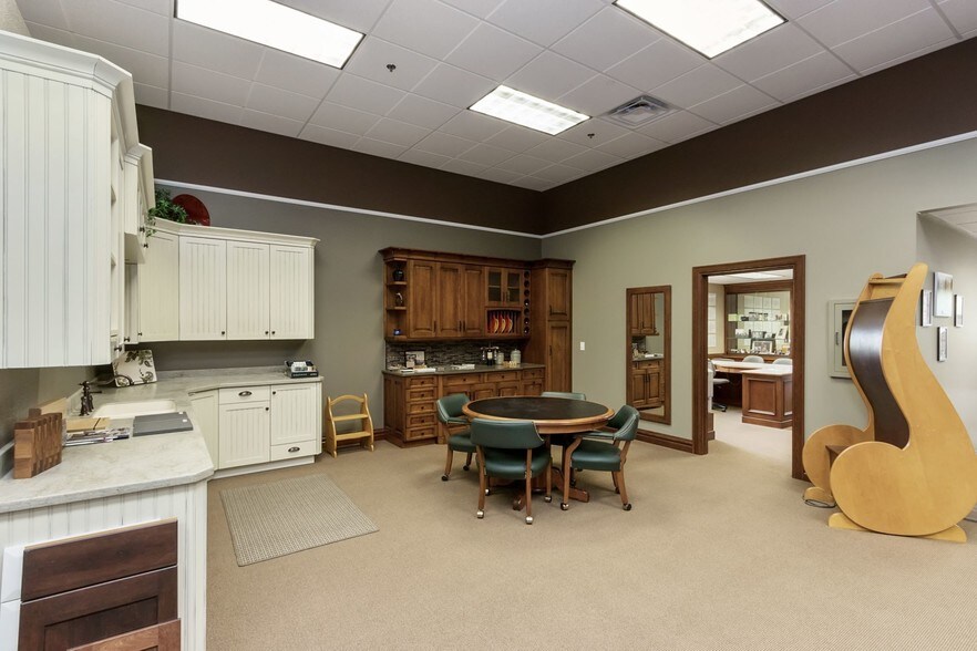 More Photos Of 801 62nd St, Marion Showroom For Sale