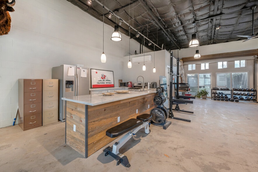 More Photos Of 2428 San Benito St, Fresno Showroom For Sale