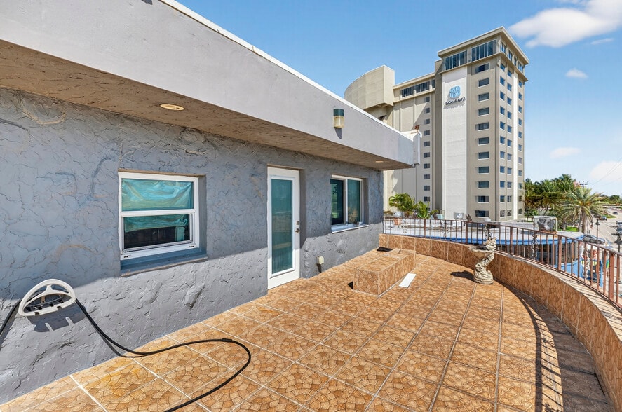 More Photos Of 853 N Fort Lauderdale Beach Blvd, Fort Lauderdale Storefront Retail Residential For Sale