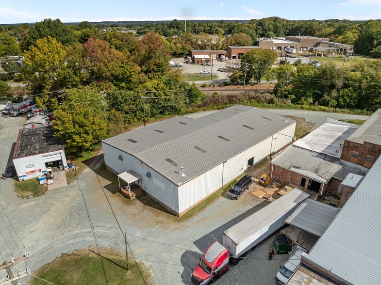 More Photos Of 913 Washington St, Graham Manufacturing For Sale