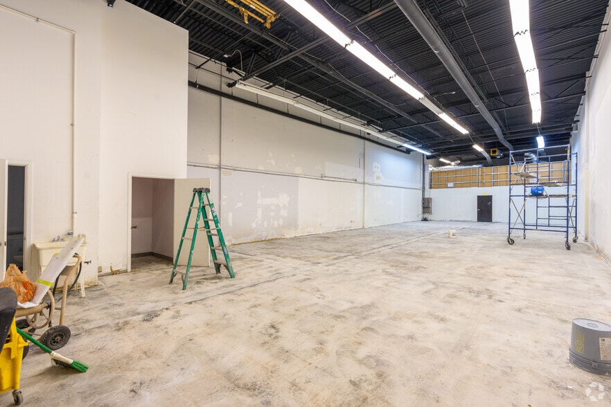 More Photos Of 900 Park Centre Blvd, Miami Gardens Showroom For Lease