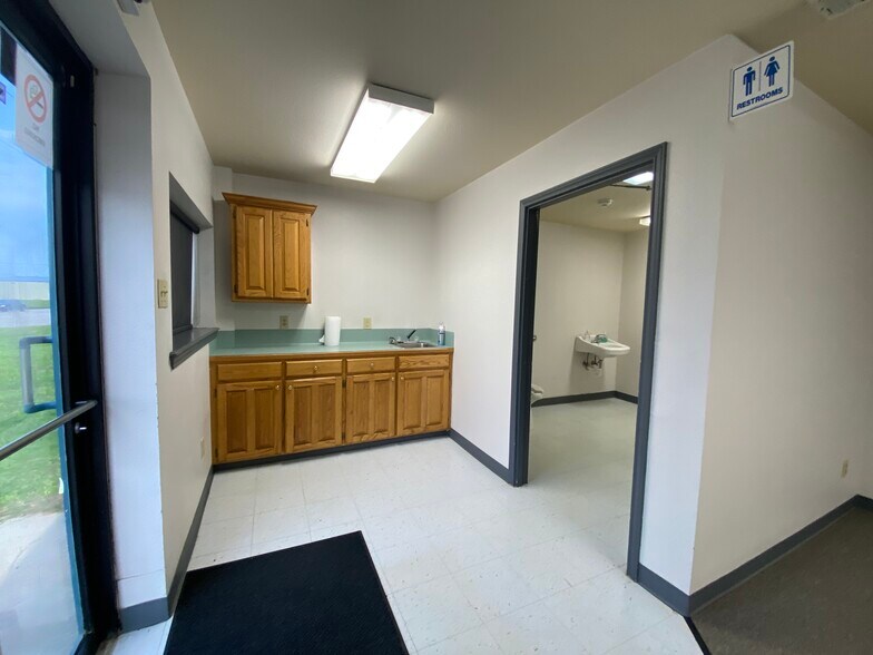 More Photos Of 4770 Washington Blvd, Beaumont Light Distribution For Lease