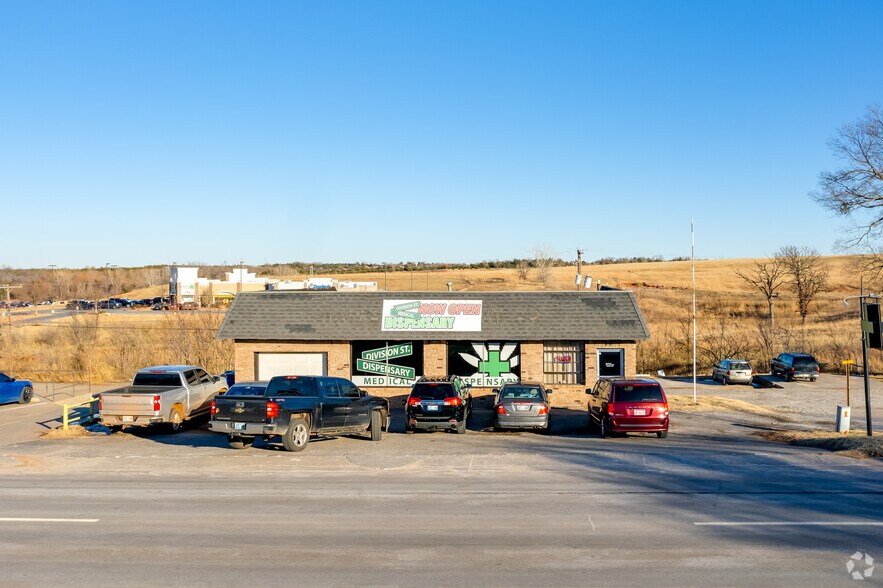 More Photos Of 1601 S Division St, Guthrie Freestanding For Lease