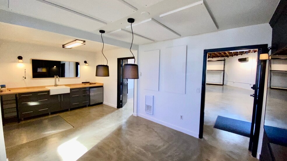 More Photos Of 216 N Tillamook St, Portland Flex For Lease