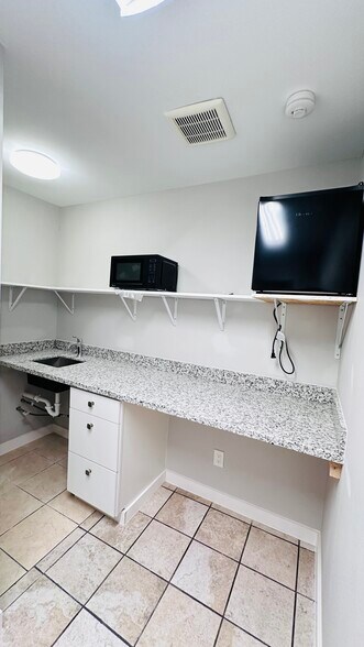 More Photos Of 6502 Memorial Dr, Texas City Medical For Sale
