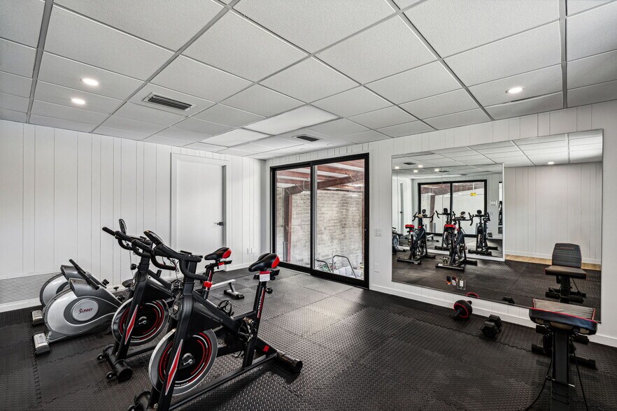 More Photos Of 5703-5705 Edgemoor Dr, Houston Warehouse For Lease