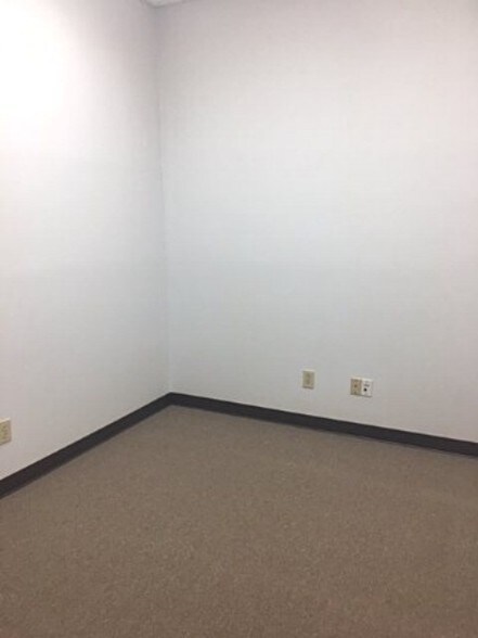 More Photos Of 1225 Coronet Dr, Dalton Office For Lease