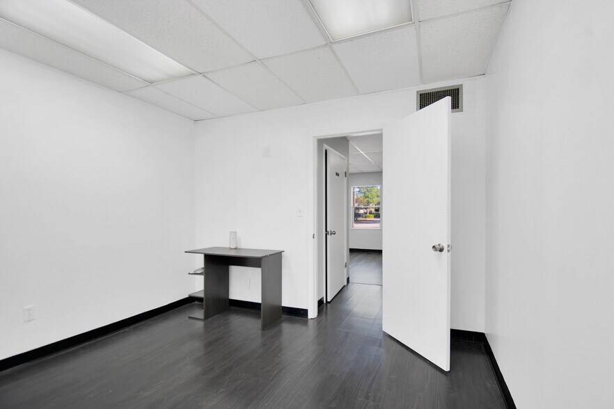 More Photos Of 550 Balmoral Cir N, Jacksonville Unknown For Lease