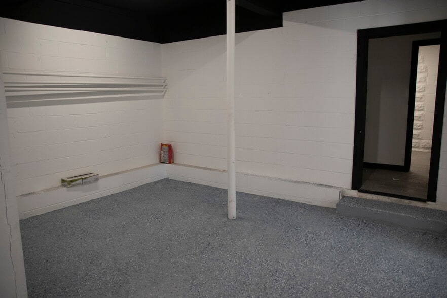 More Photos Of 41 Elm St, Stoneham Warehouse For Lease