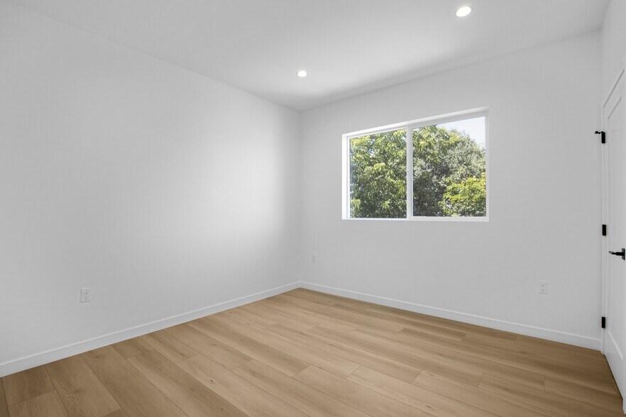 More Photos Of 10826 Hesby St, North Hollywood Apartments For Sale