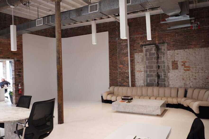 More Photos Of 7-15 W Main St, Pensacola Office For Lease