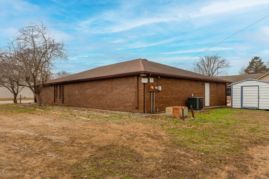 More Photos Of 808 W Prairie St, Marion Office For Sale