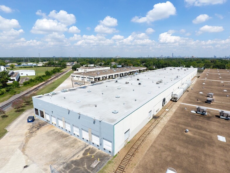 More Photos Of 11502 S Main St, Houston Distribution For Lease