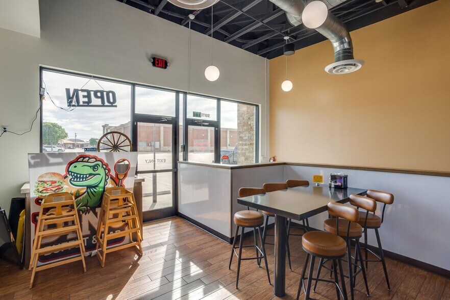 More Photos Of 1333-1337 N Plaza Dr, Granbury Storefront Retail Office For Lease