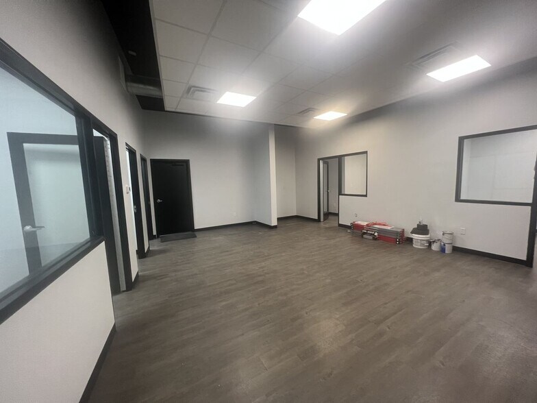 More Photos Of 617 Walnut St, Jeffersonville Flex For Lease