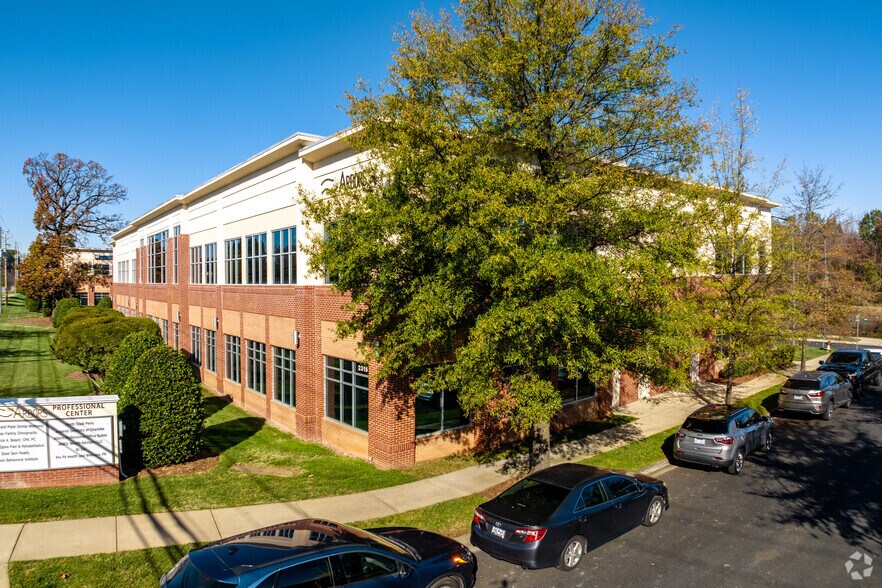 More Photos Of 2315 W Arbors Dr, Charlotte Medical For Lease