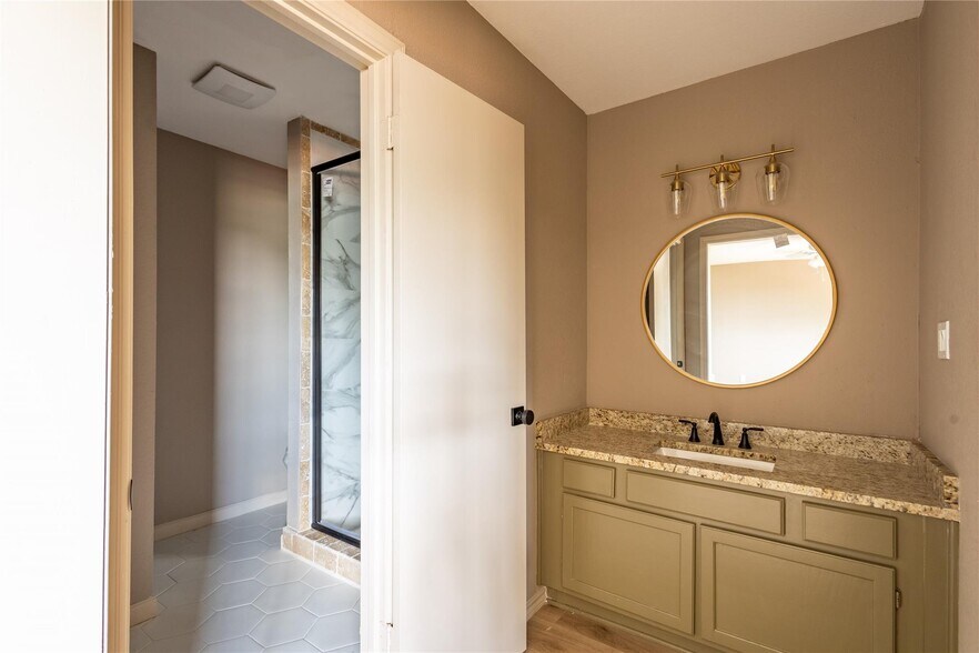 More Photos Of 1804 SW Barnard St, Glen Rose Apartments For Sale