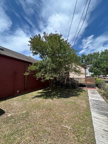 More Photos Of 420 W 19th St, Houston General Retail For Lease