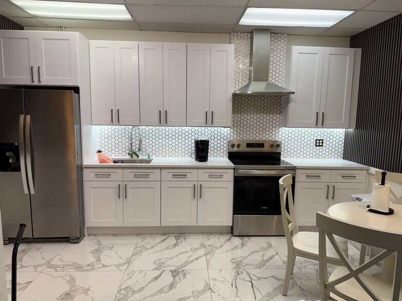 More Photos Of 9511 N Nebraska Ave, Tampa Light Distribution For Sale
