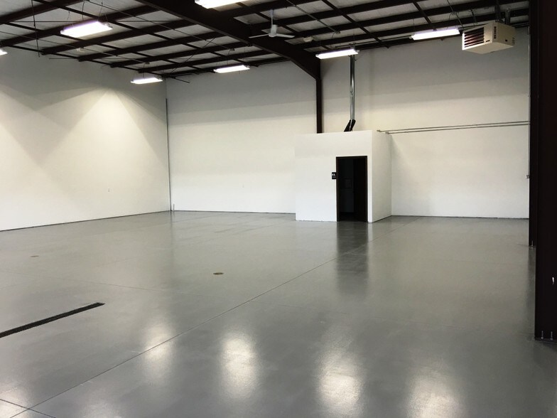 More Photos Of 1335 Plainview Dr, Oshkosh Warehouse For Lease