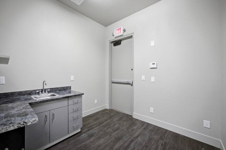 More Photos Of 3939 N Stockton Hill Rd, Kingman Office For Lease