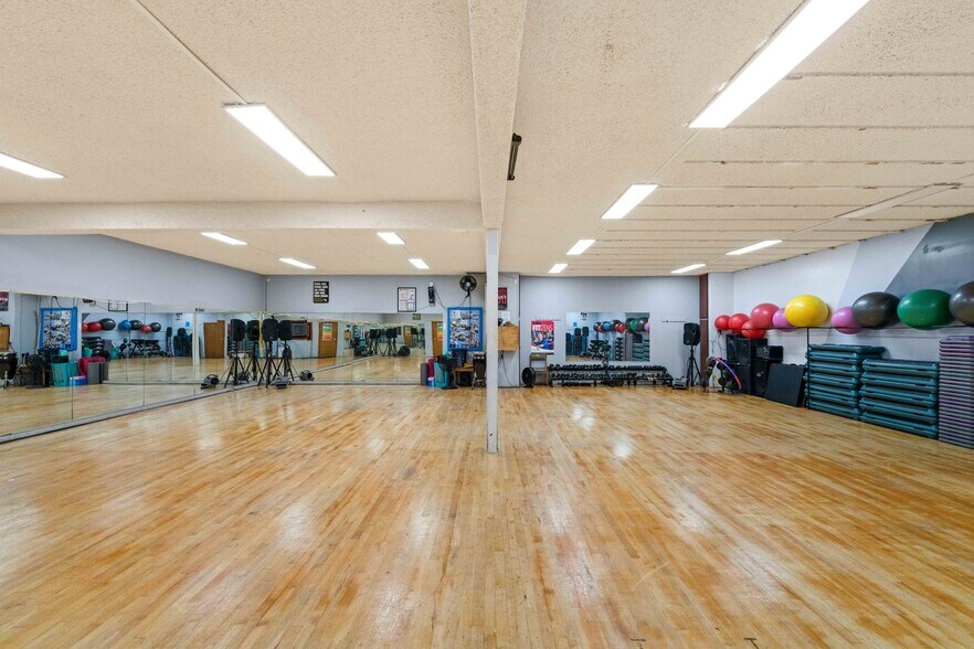 More Photos Of 985 Newmark Ave, Coos Bay Health Club For Sale