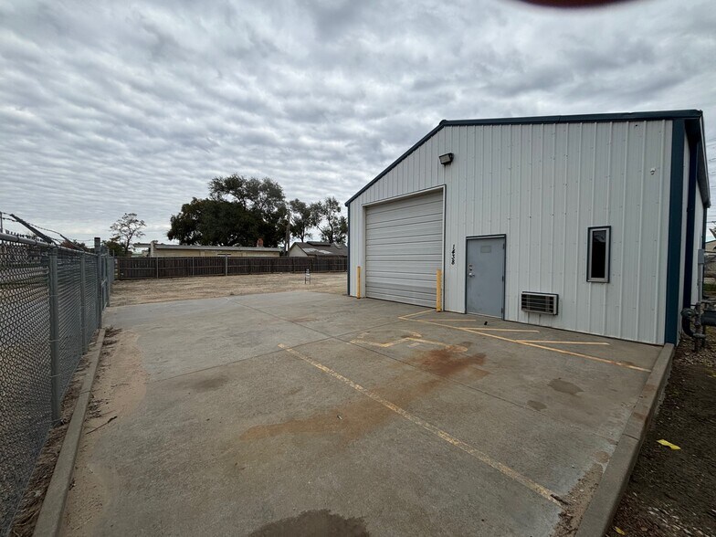 More Photos Of 1438 S Handley St, Wichita Flex For Lease