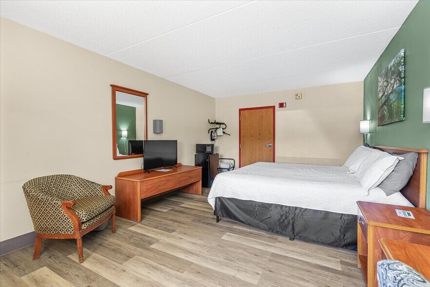 More Photos Of 182 Quillen Chapel Service Rd, Campton Hotel For Sale