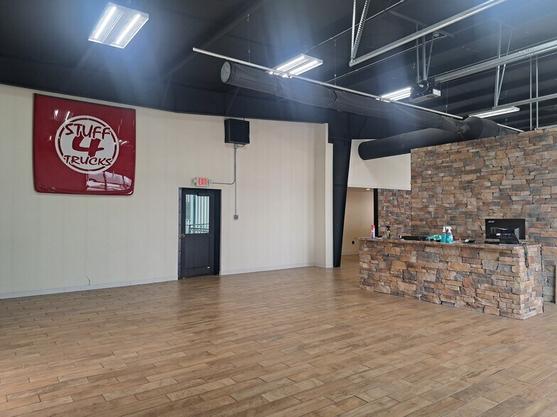 More Photos Of 4602 N US Highway 63, West Plains Flex For Sale