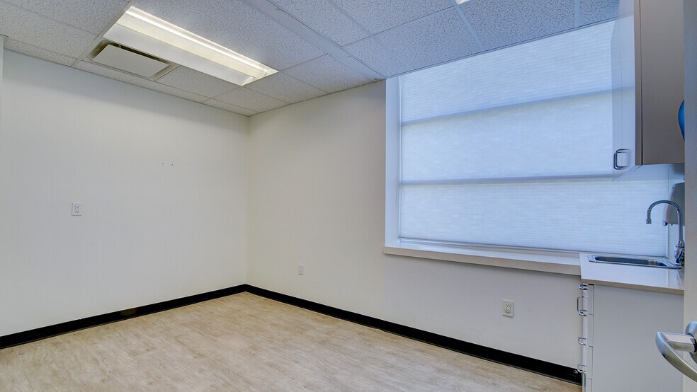 More Photos Of 2 Kings Hwy, Middletown Medical For Lease