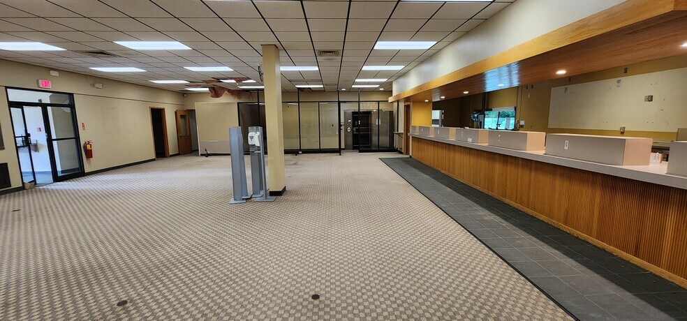 More Photos Of 1 Sherman Hill Rd, Woodbury Bank For Lease