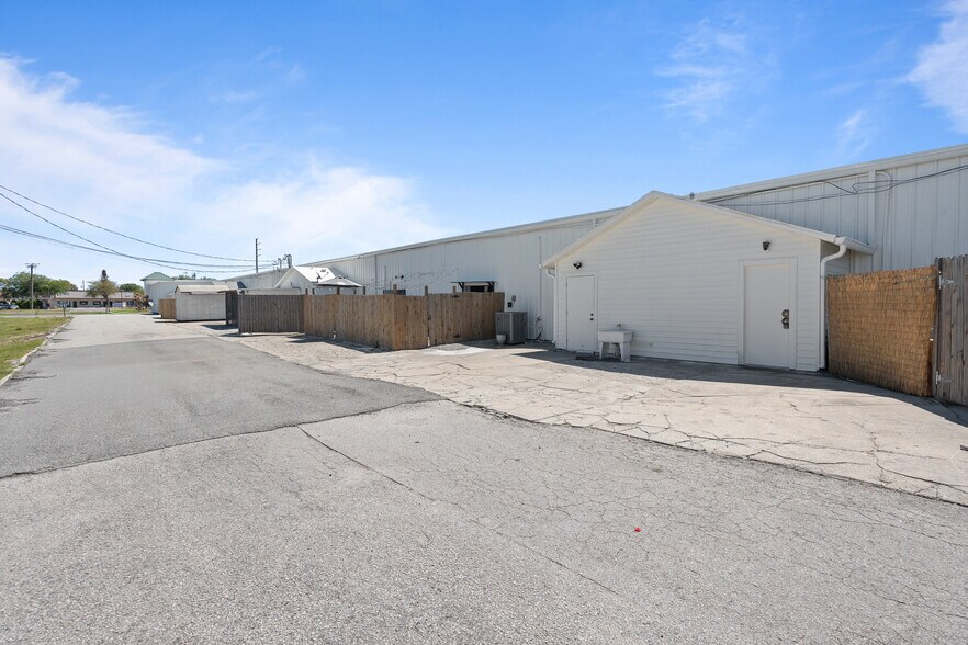 More Photos Of 2120 S Ridgewood Ave, Edgewater Unknown For Lease