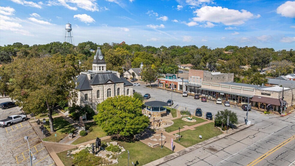More Photos Of 301 NE Barnard St, Glen Rose Office For Sale