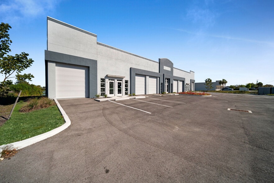 More Photos Of 1913 NE 10th Ter, Cape Coral Flex For Lease