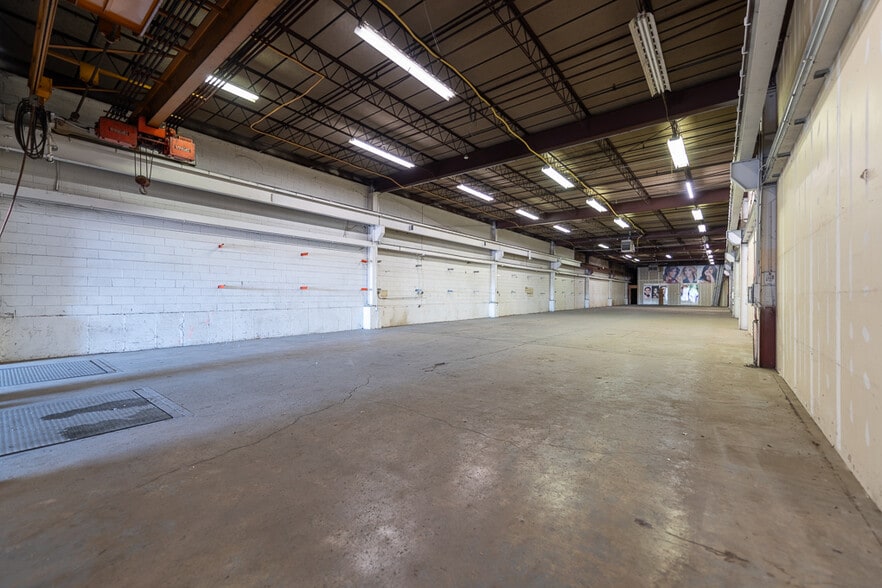More Photos Of 2650 W Fulton St, Chicago Light Distribution For Lease