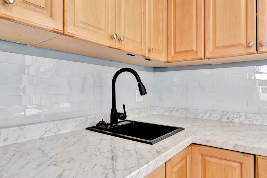 More Photos Of 804 N Lincoln St, Wilmington Storefront Retail Residential For Sale