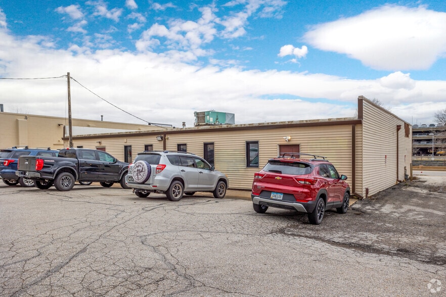 More Photos Of 5805 Fleur Dr, Des Moines Storefront Retail Office For Lease