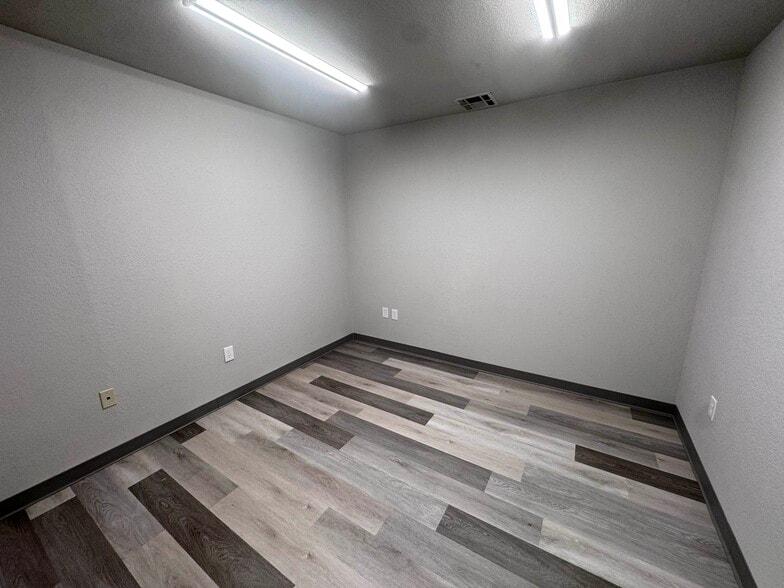 More Photos Of 400 E Jackson St, Broken Arrow Warehouse For Lease