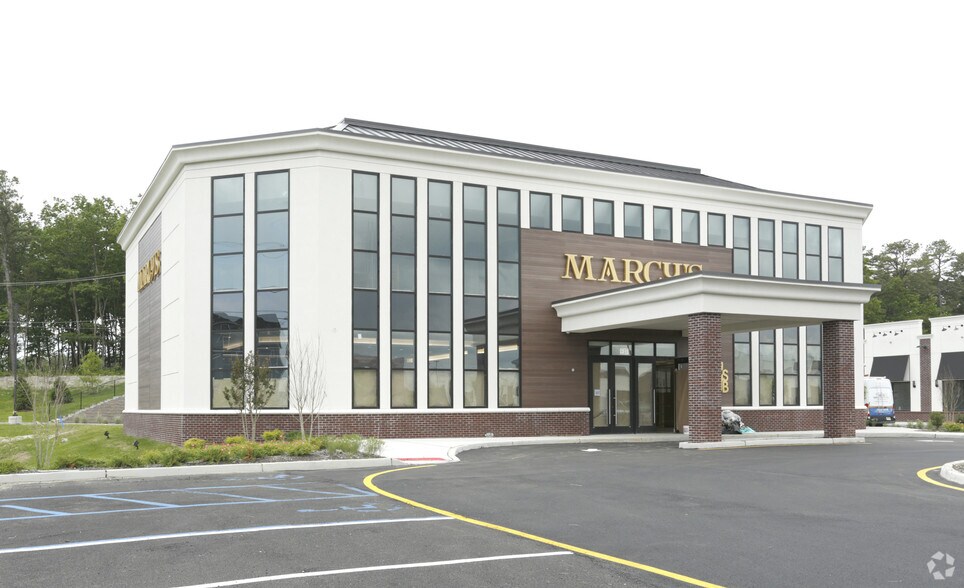 More Photos Of 10 America Ave, Lakewood Freestanding For Lease