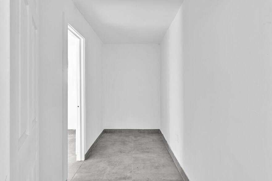 More Photos Of 570 NW 54th St, Miami Auto Repair For Lease