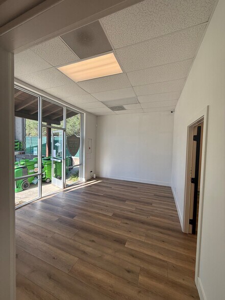 More Photos Of 215 W Ash St, Fallbrook Light Distribution For Lease