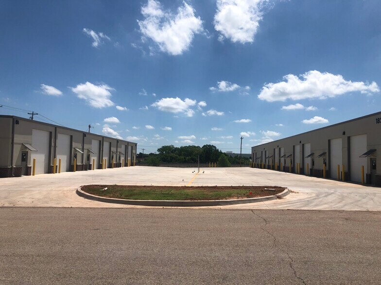 More Photos Of 1800 W Tecumseh Rd, Norman Warehouse For Lease