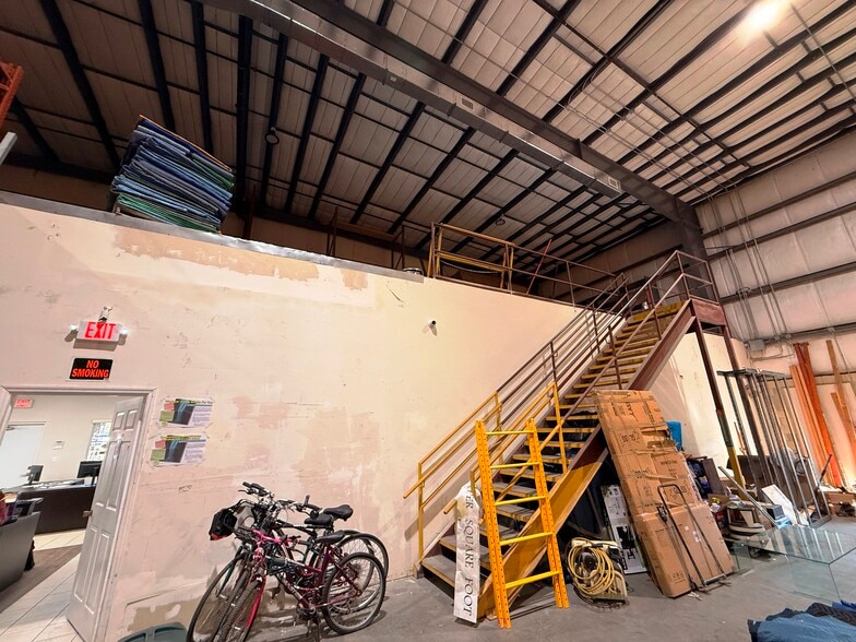 More Photos Of 5607 8th St W, Lehigh Acres Warehouse For Lease