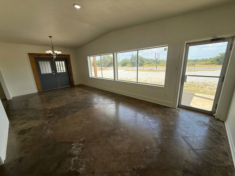 More Photos Of 4737 TX-91, Denison Showroom For Lease